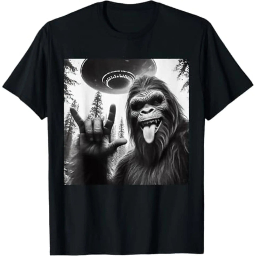 [100%25 Cotton] [100%25 Cotton]  Funny Sasquatch Bigfoot Rock On Selfie With UFO Alien T-Shirt  Golf Gift T-Shirt For Men and Women